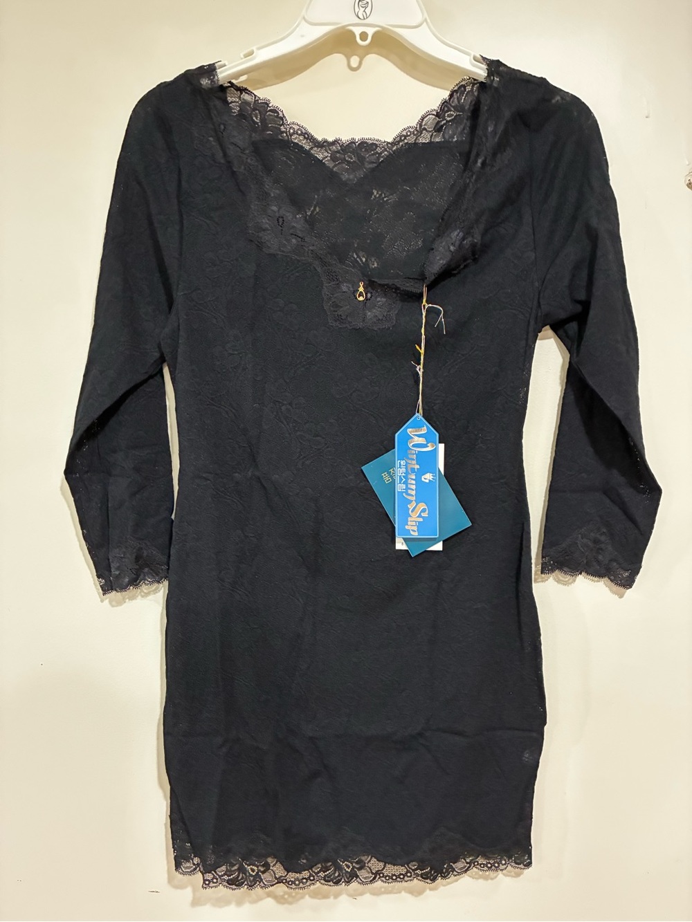 Black Lace-Trim Long Sleeve Slim Dress by La Vora. ( Korea )